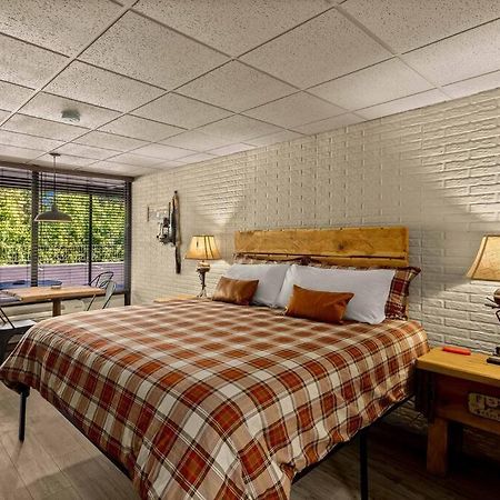 Stonegate Lodge Bed, Wifi, 50In Roku Tv, Salt Water Pool Room #109 Eureka Springs Kültér fotó