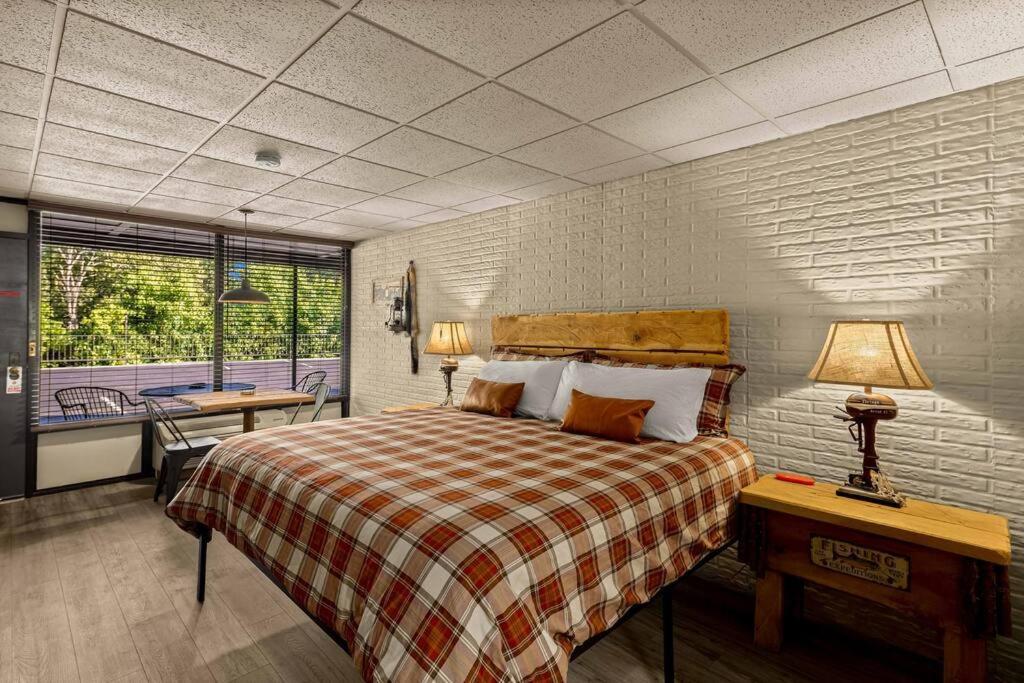 Stonegate Lodge Bed, Wifi, 50In Roku Tv, Salt Water Pool Room #109 Eureka Springs Kültér fotó