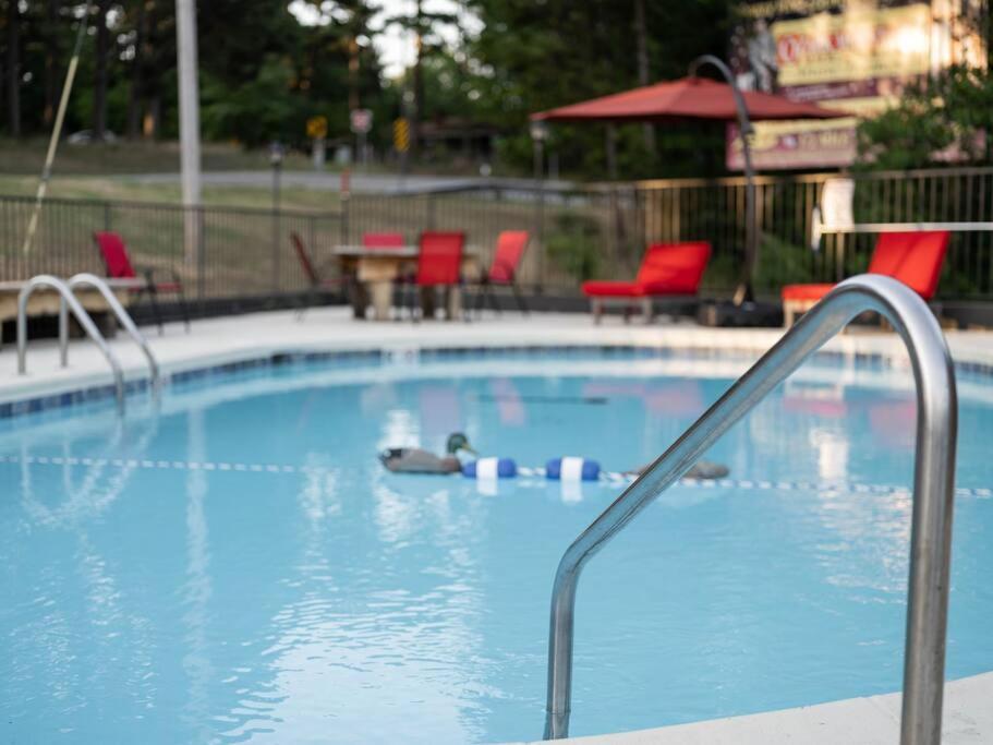 Stonegate Lodge Bed, Wifi, 50In Roku Tv, Salt Water Pool Room #109 Eureka Springs Kültér fotó