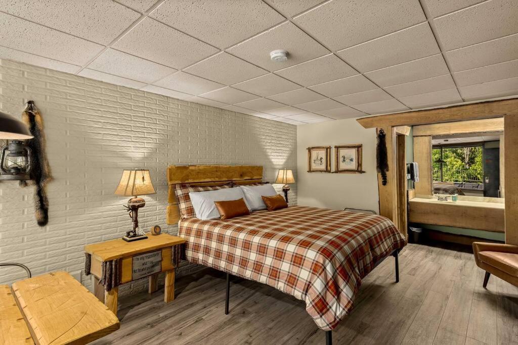 Stonegate Lodge Bed, Wifi, 50In Roku Tv, Salt Water Pool Room #109 Eureka Springs Kültér fotó